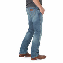 Load image into Gallery viewer, Wrangler Men&#39;s Retro Slim Straight Jean 34 Leg
